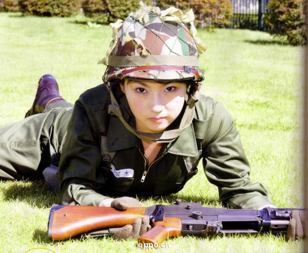 韩国女兵不戴内衣图_性感韩国美女内衣图