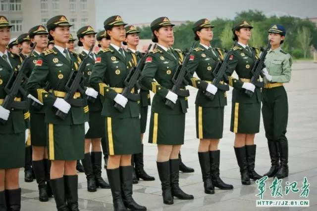 三军仪仗队女兵正在训练,胸挺长杆练习对齐.