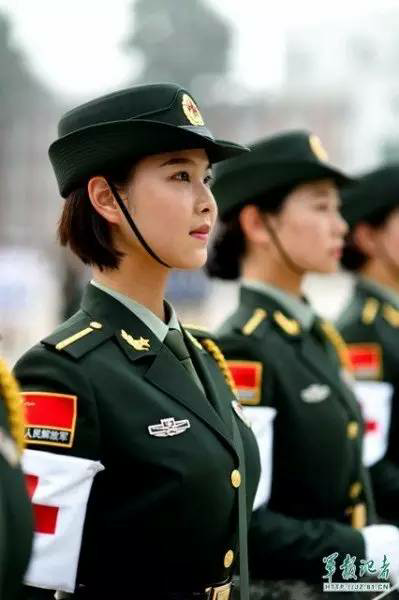 三军仪仗队女兵正在训练,协调一致,步伐整齐.