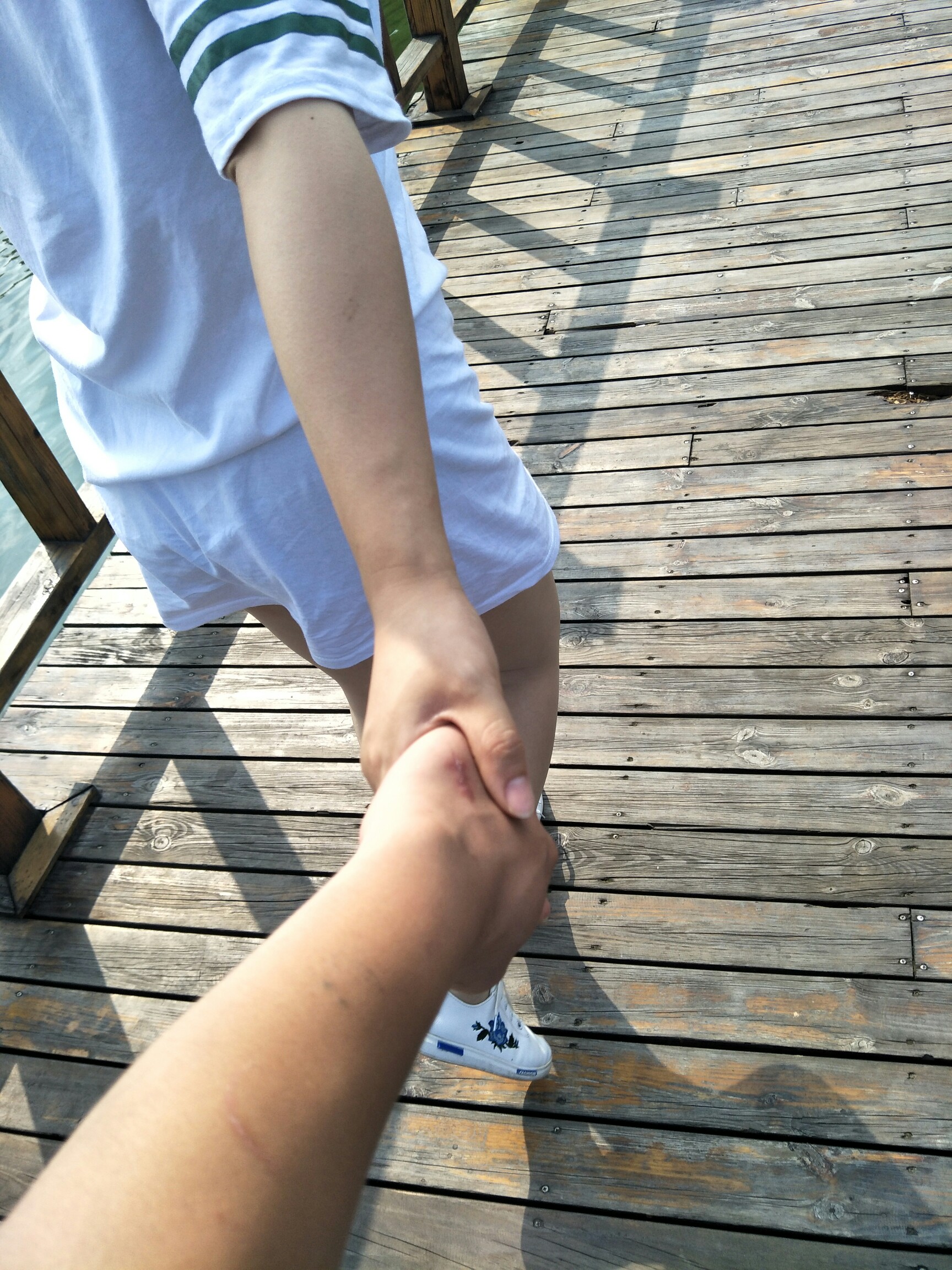 就这样牵着你的手不放开.