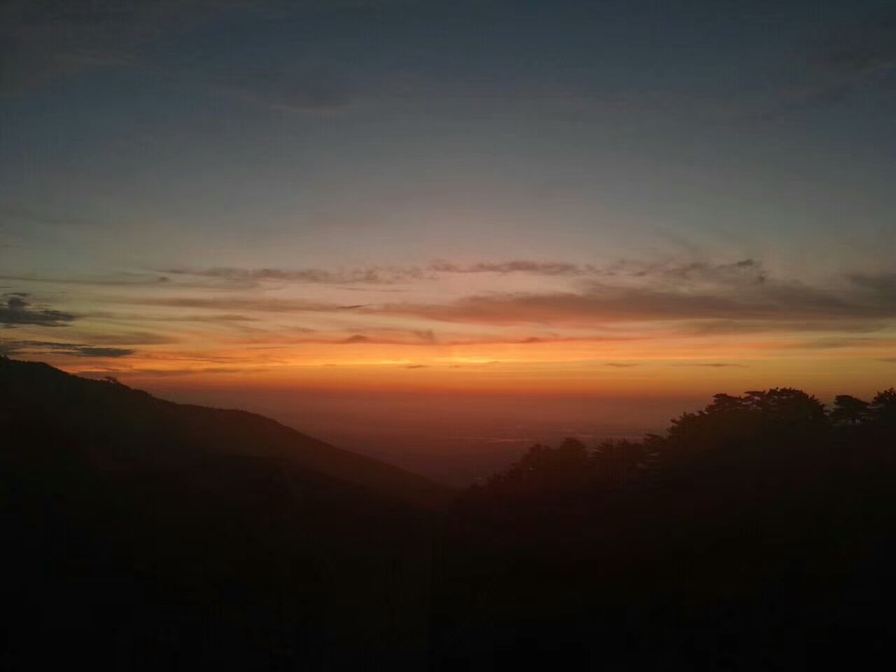 晚霞红透半边天,一抹夕阳映此山