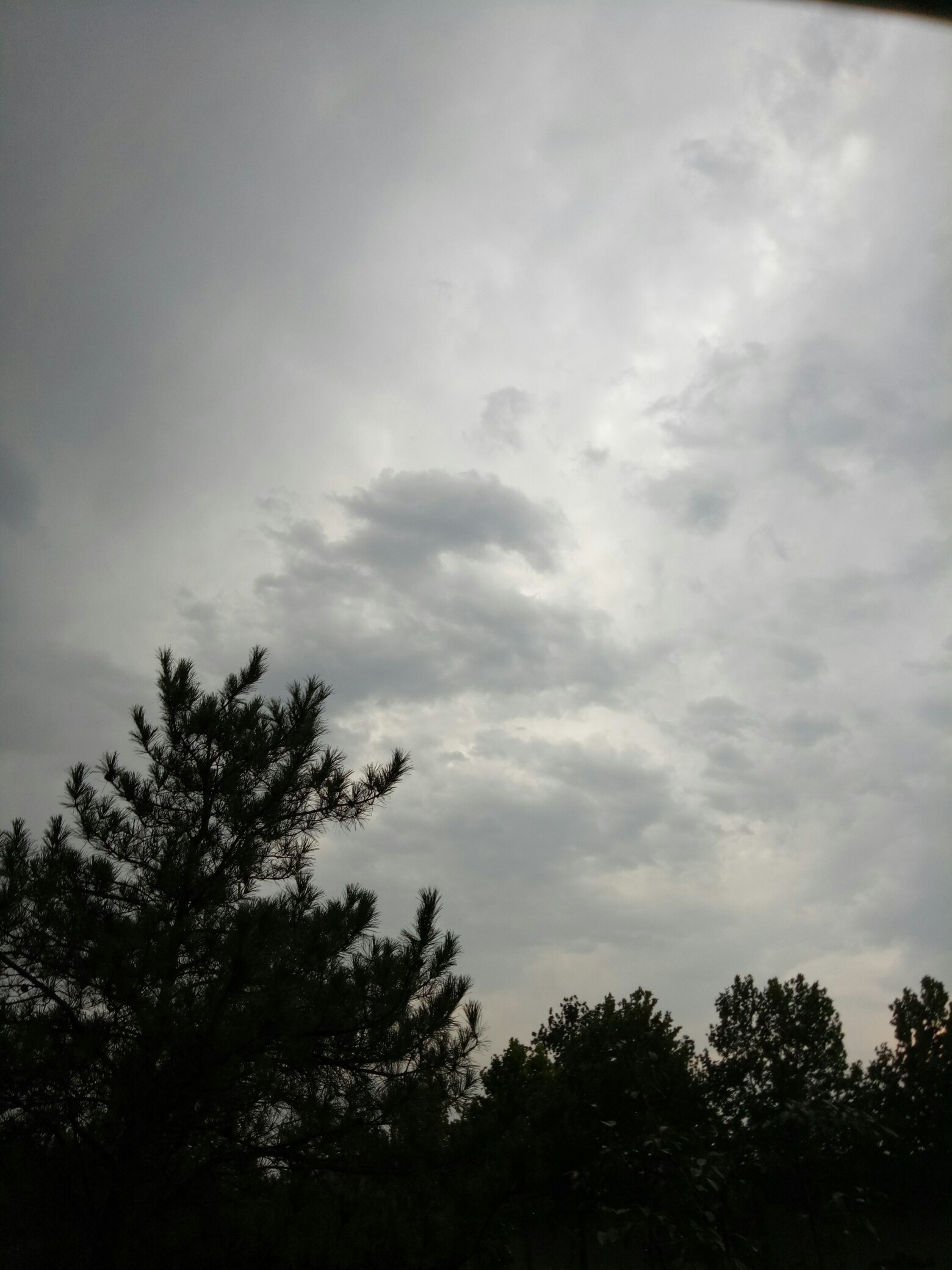 这是下雨时,我前面,右边和后边的天空