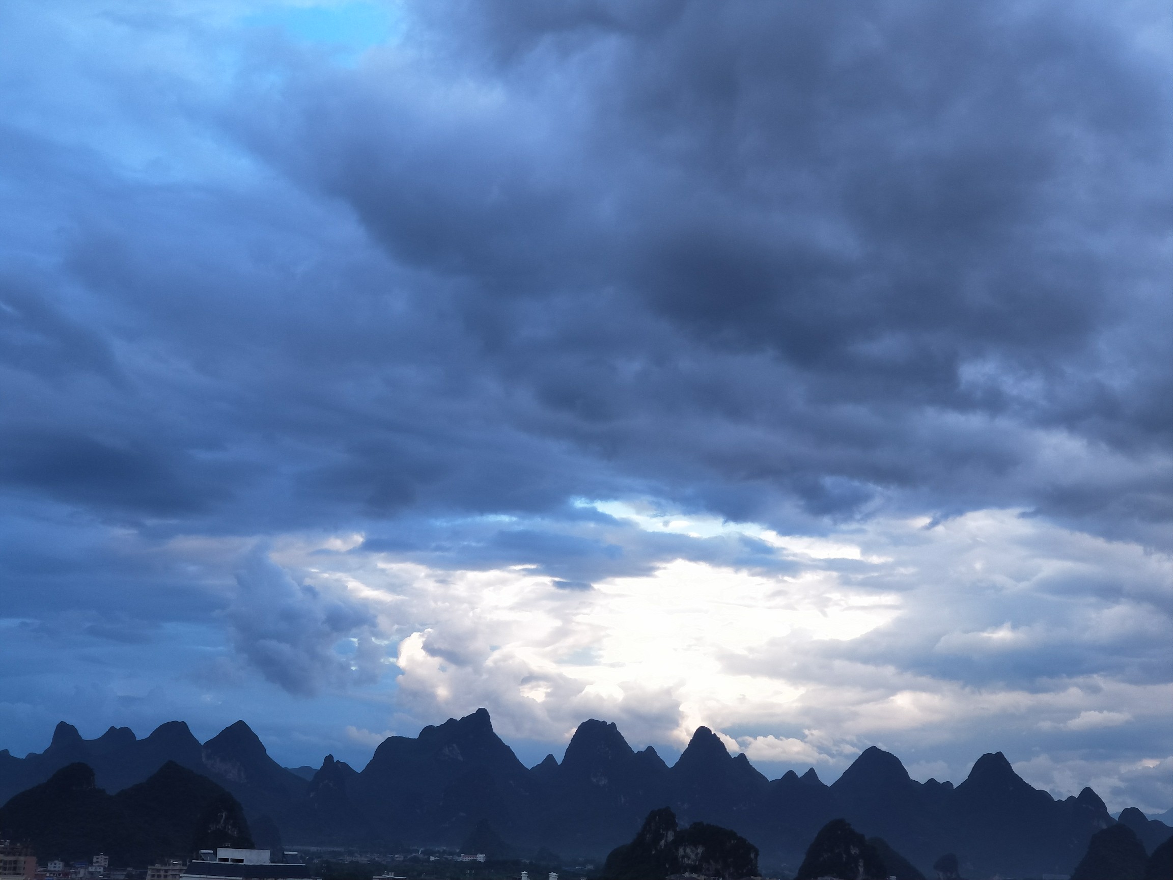 一场雨过后的天空,很漂亮!