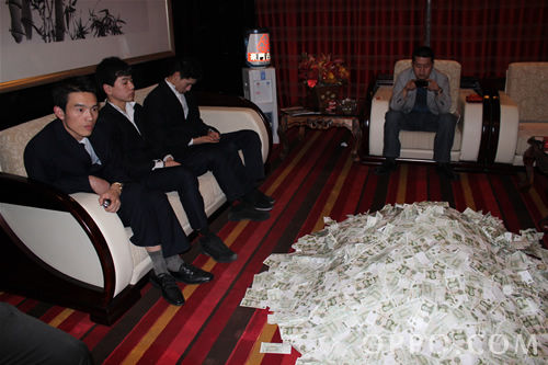 某老板做在一旁,等着结账