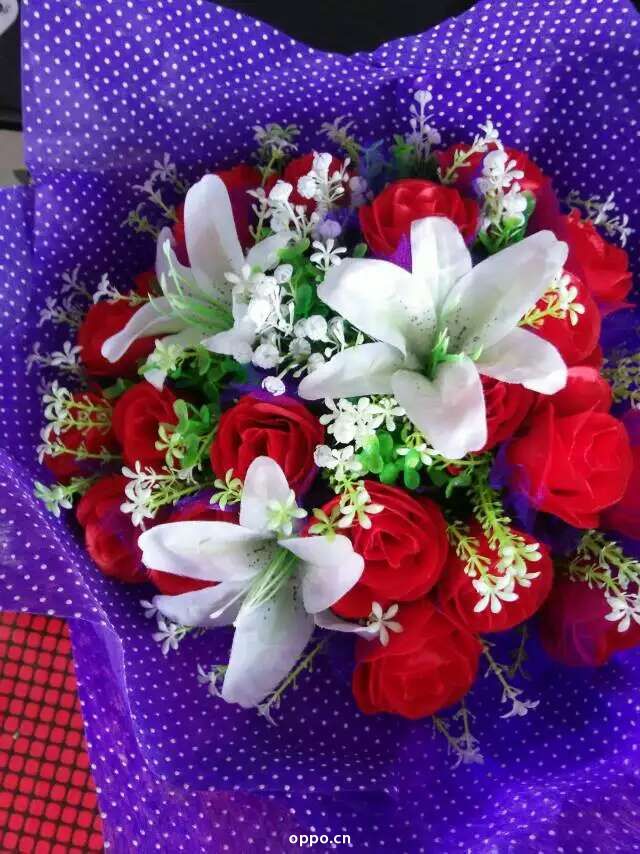 今天情人节……别老把你们的礼物晒到朋友圈……什么钱呀……黄金