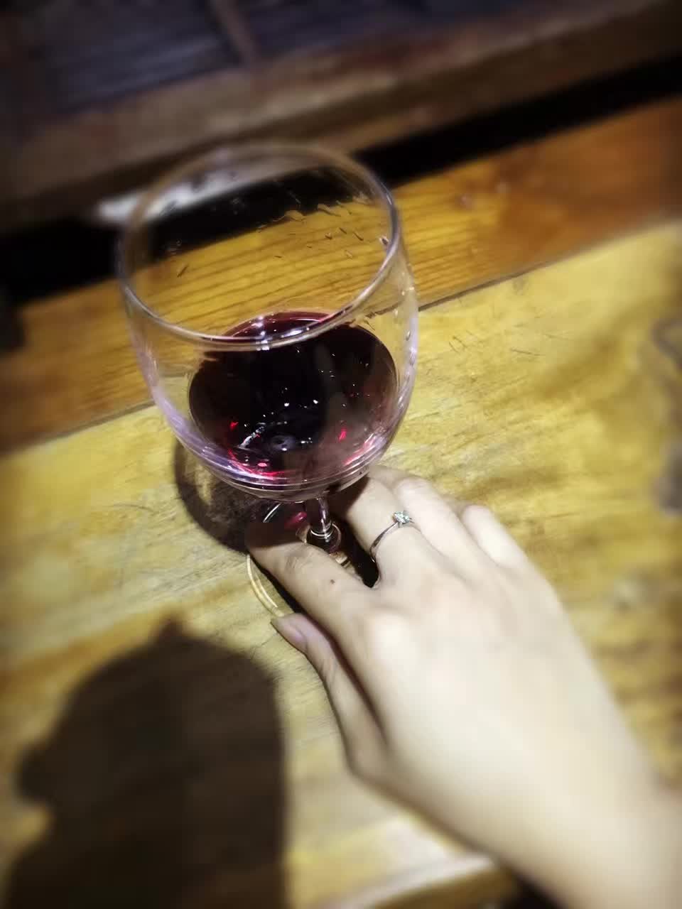 娱乐大杂烩##自拍上瘾##o粉随拍#给我一杯红酒.