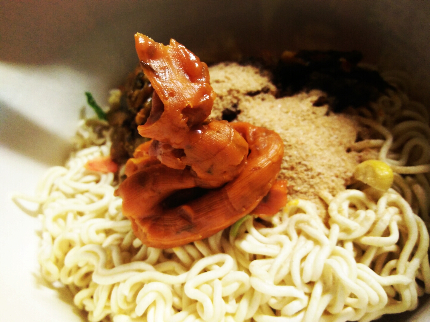 圣诞节一个人在寝室挤泡面酱料.