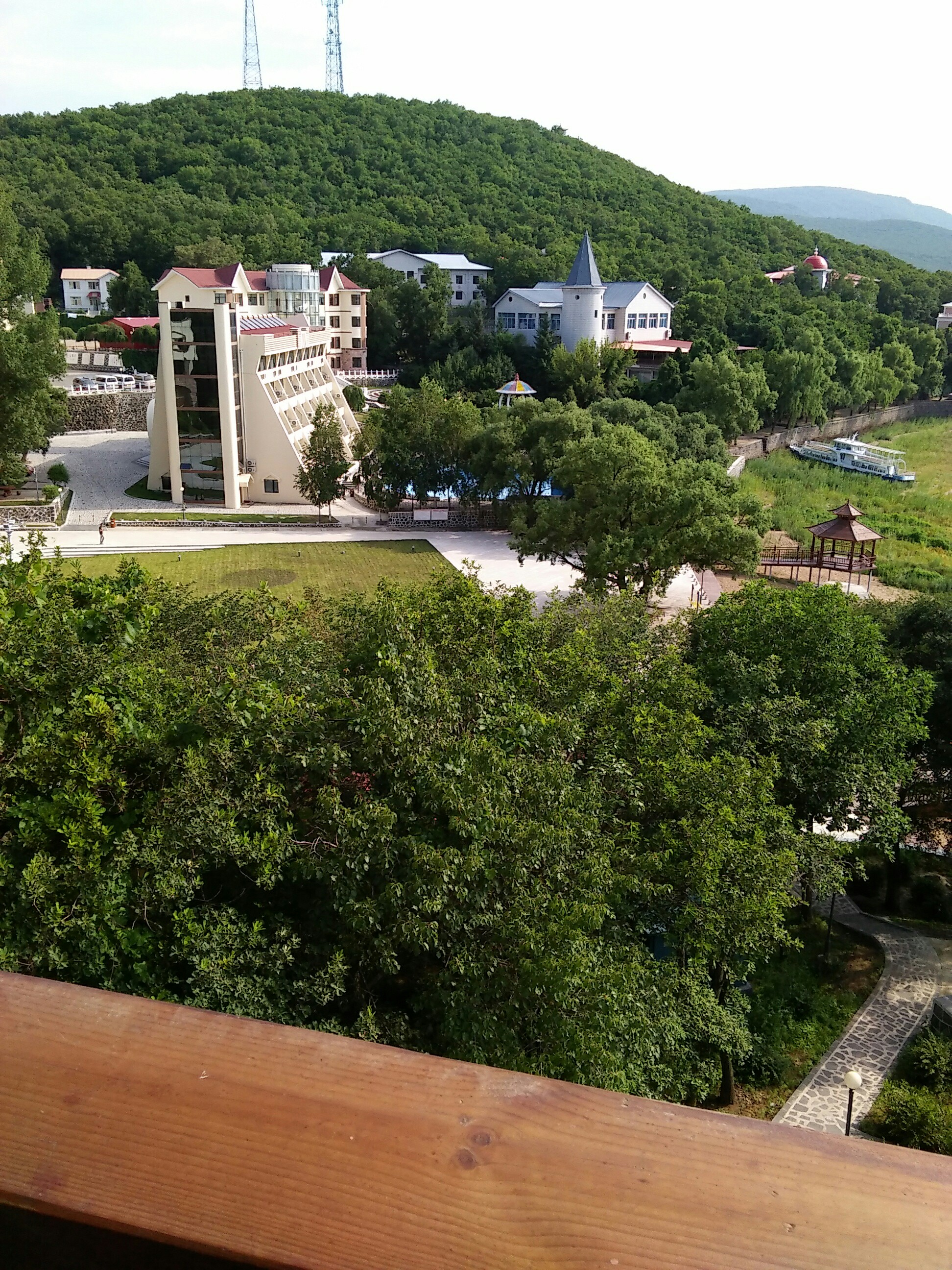 镜泊湖边疗养院.