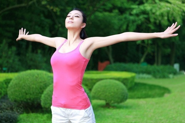 美女与绿色大自然