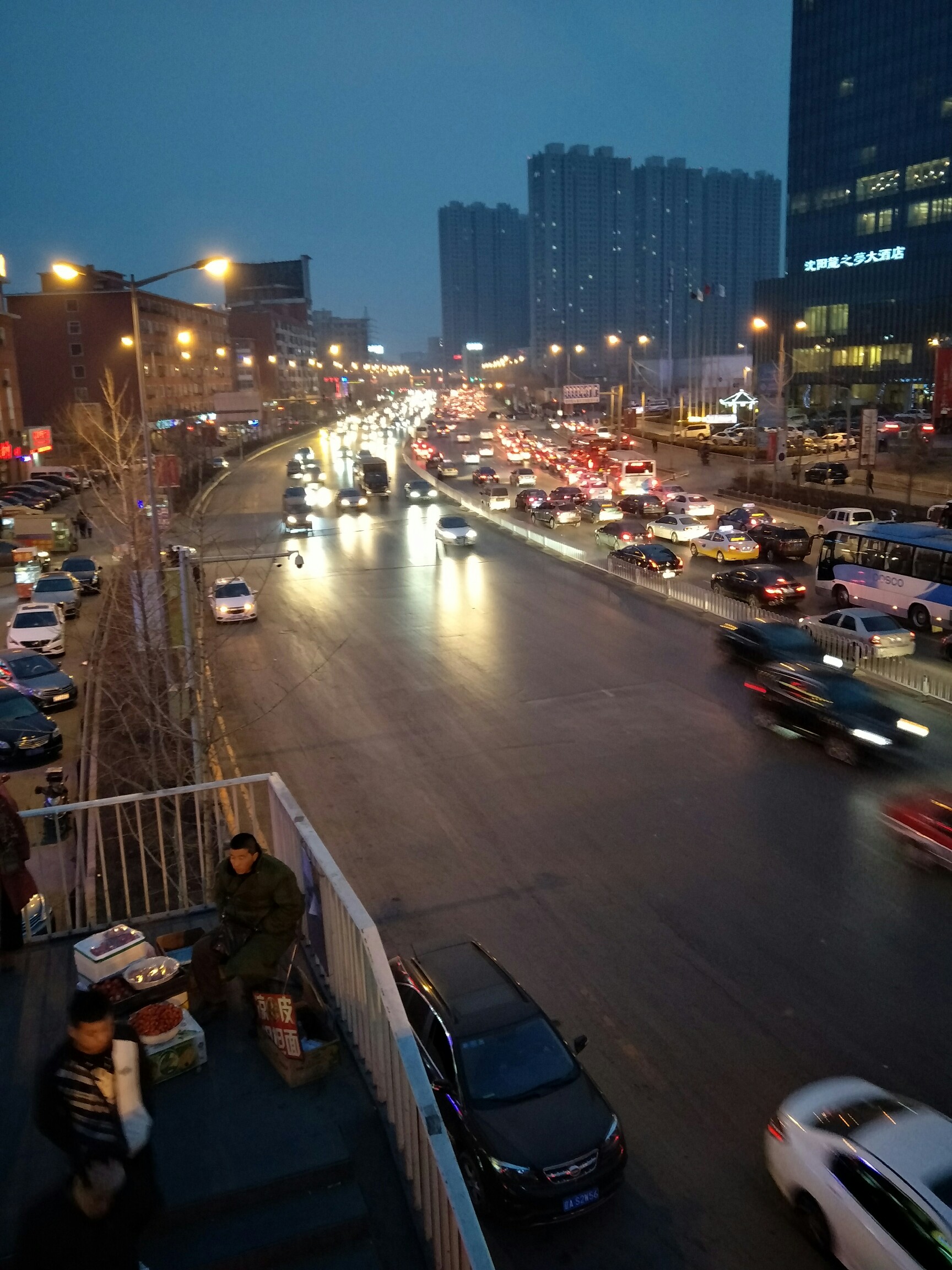 陌生的城市,孤独的角落里.