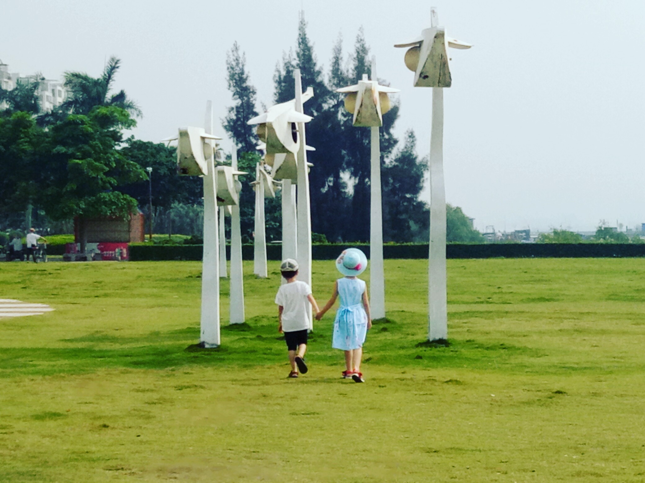 姐弟俩手牵手,一起成长.