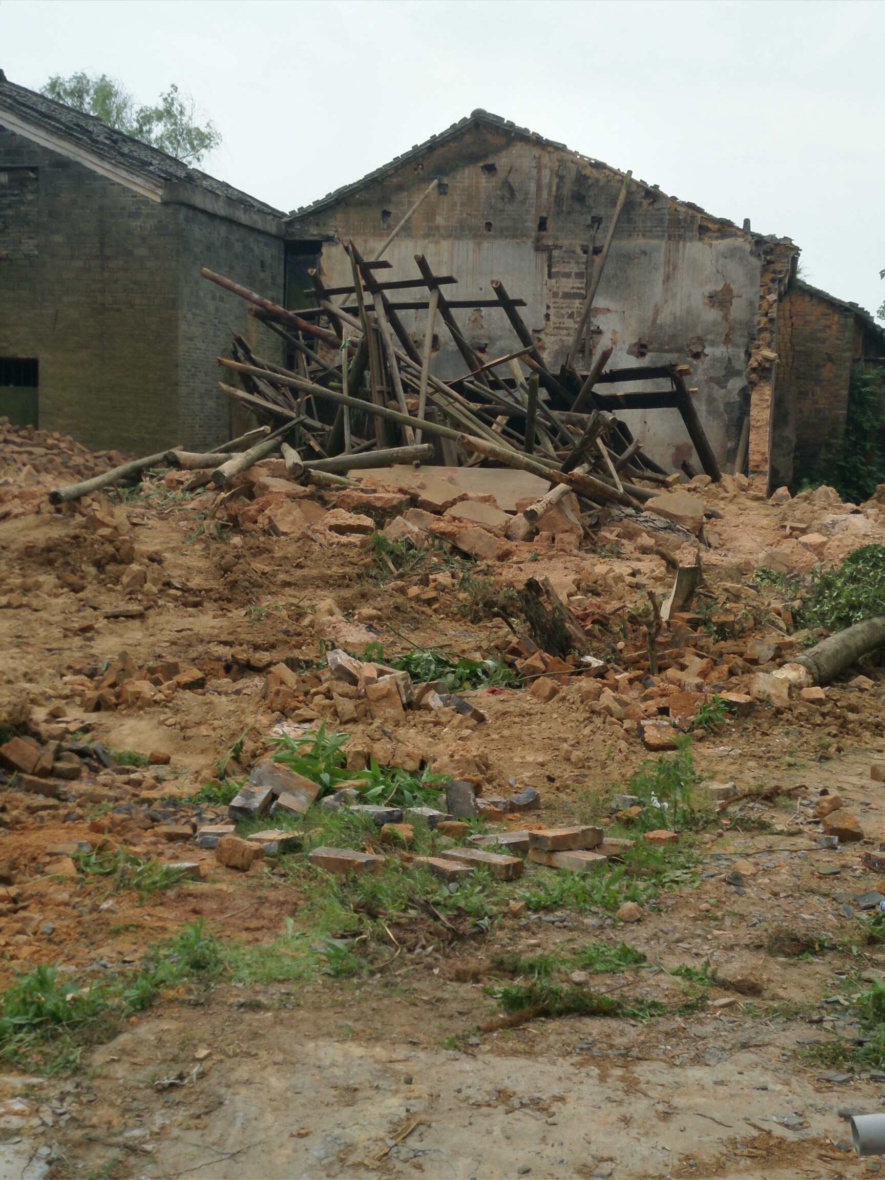 把那些老房子危房都拆了.