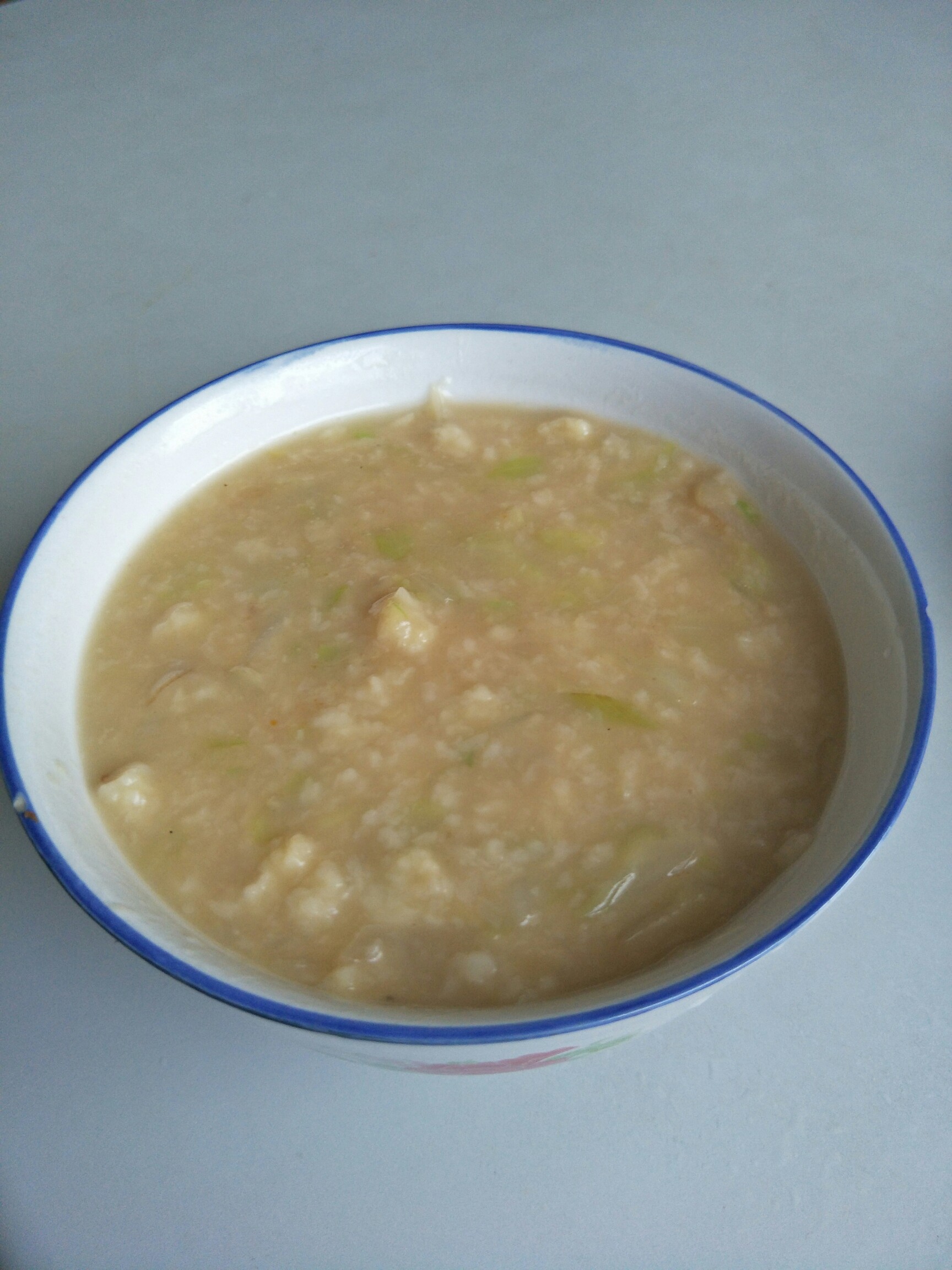 一碗面糊糊,一个小咸菜.一顿早餐.