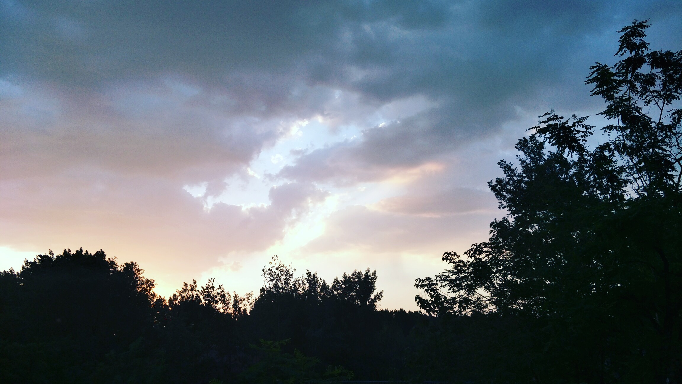 反正拍一夏#天空灰的像哭过