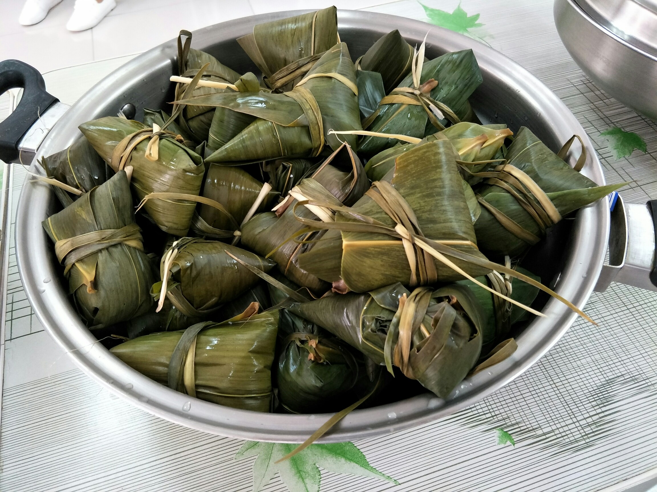 俱乐部家人一起包粽子,一排锅煮粽子满满的爱!