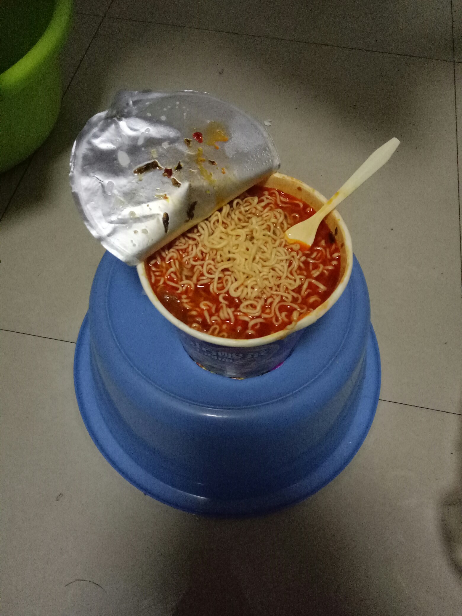 天天上班还穷的一逼还吃泡面,哎.