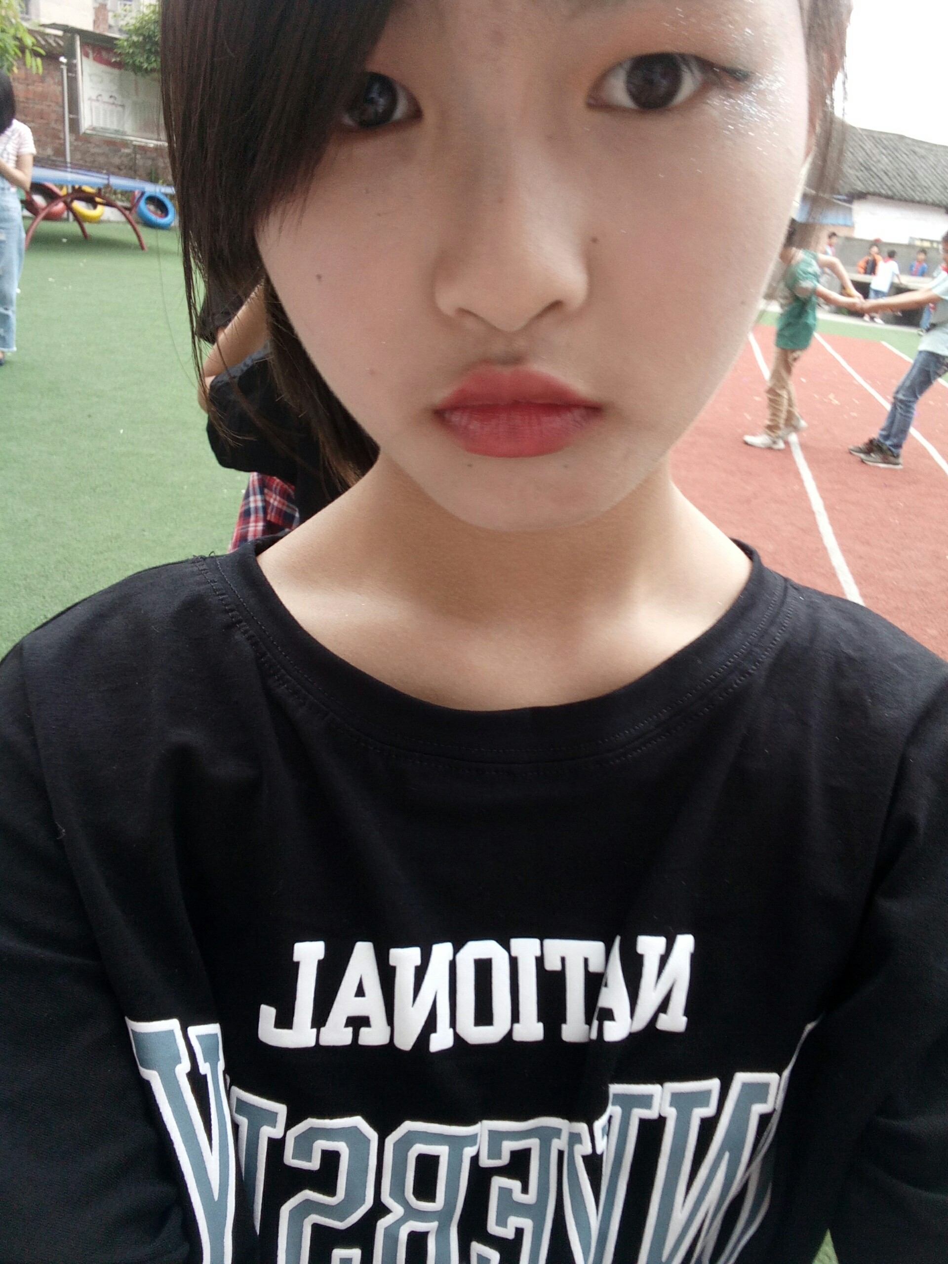 看我们六年级的美少女
