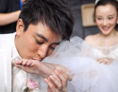 影星贾乃亮亲吻李小路的脚丫