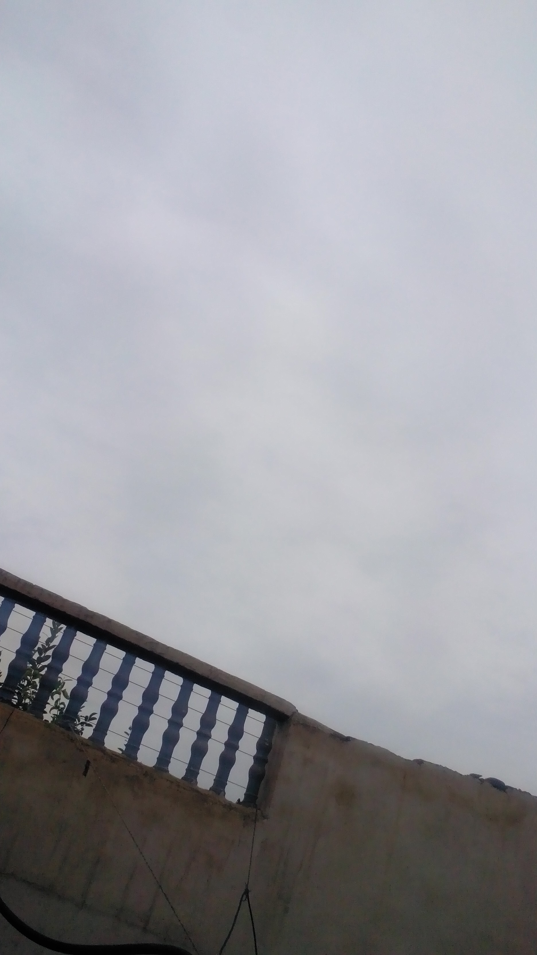 天阴沉沉的,说有红色暴雨