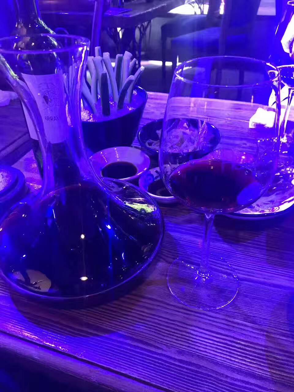 就地转场,餐厅开启酒吧模式[嘿哈]周末我也给自己放个假,放松一下,喝