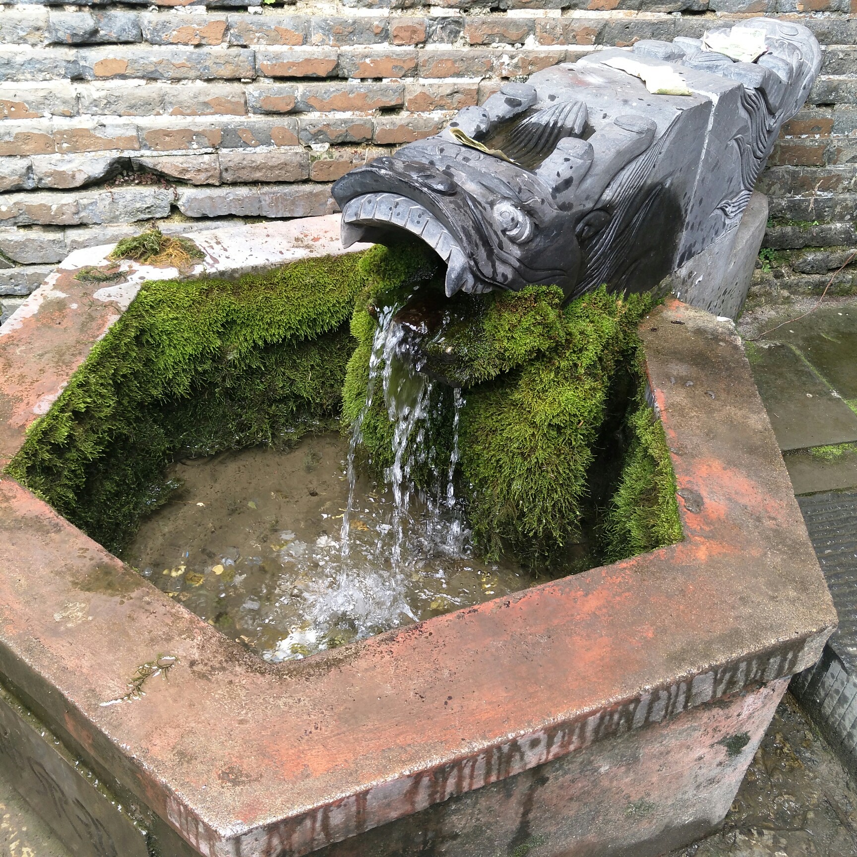 靠近这泉眼,流淌的泉水似神兽喘息,呼啸起伏似有私似无得