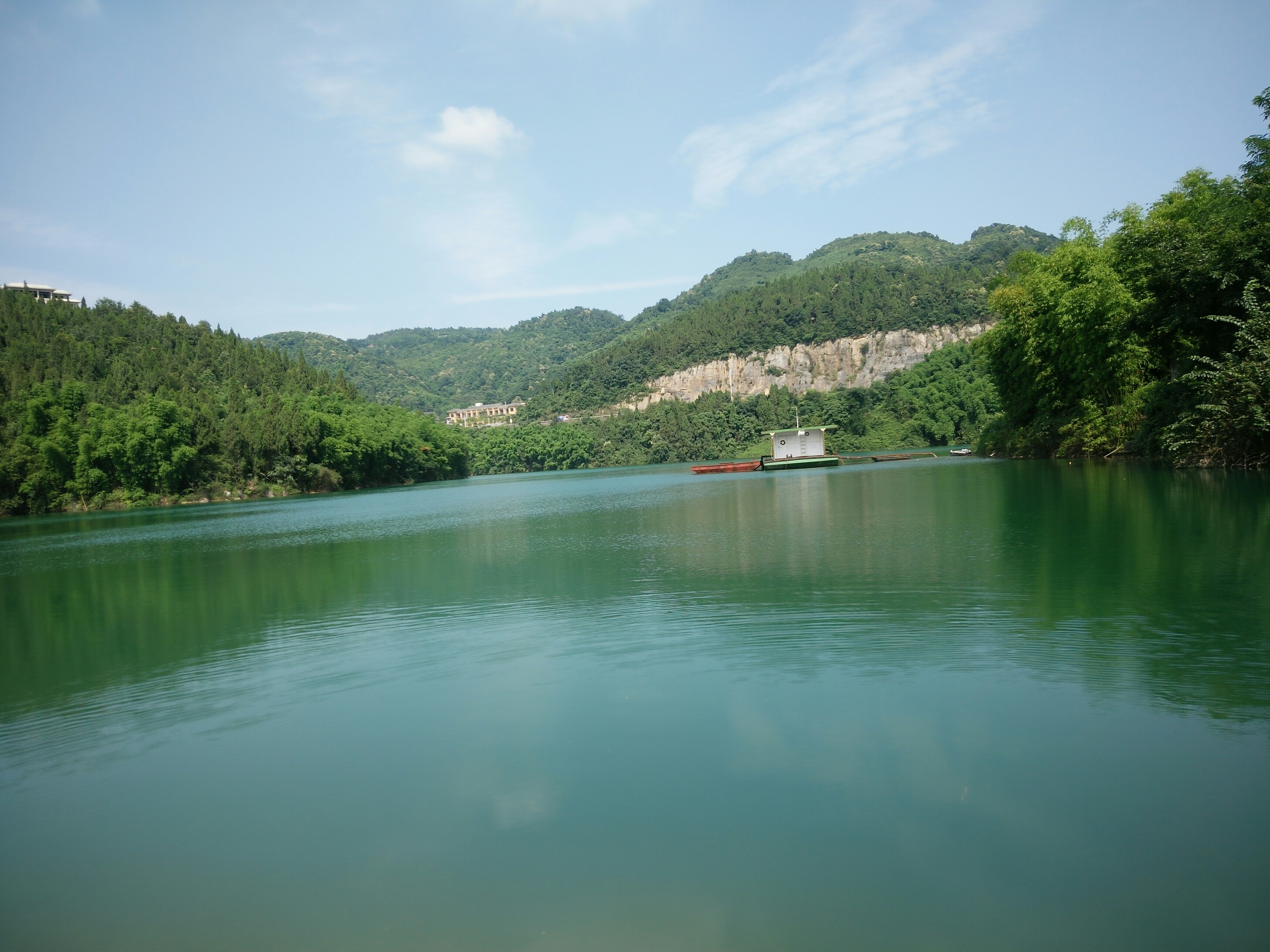 碧山绿水映蓝天,禅心自在白云间