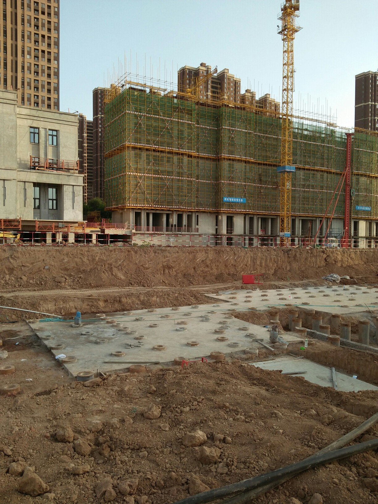 曲江新工地谁愿意在这里上班,请和我联系!