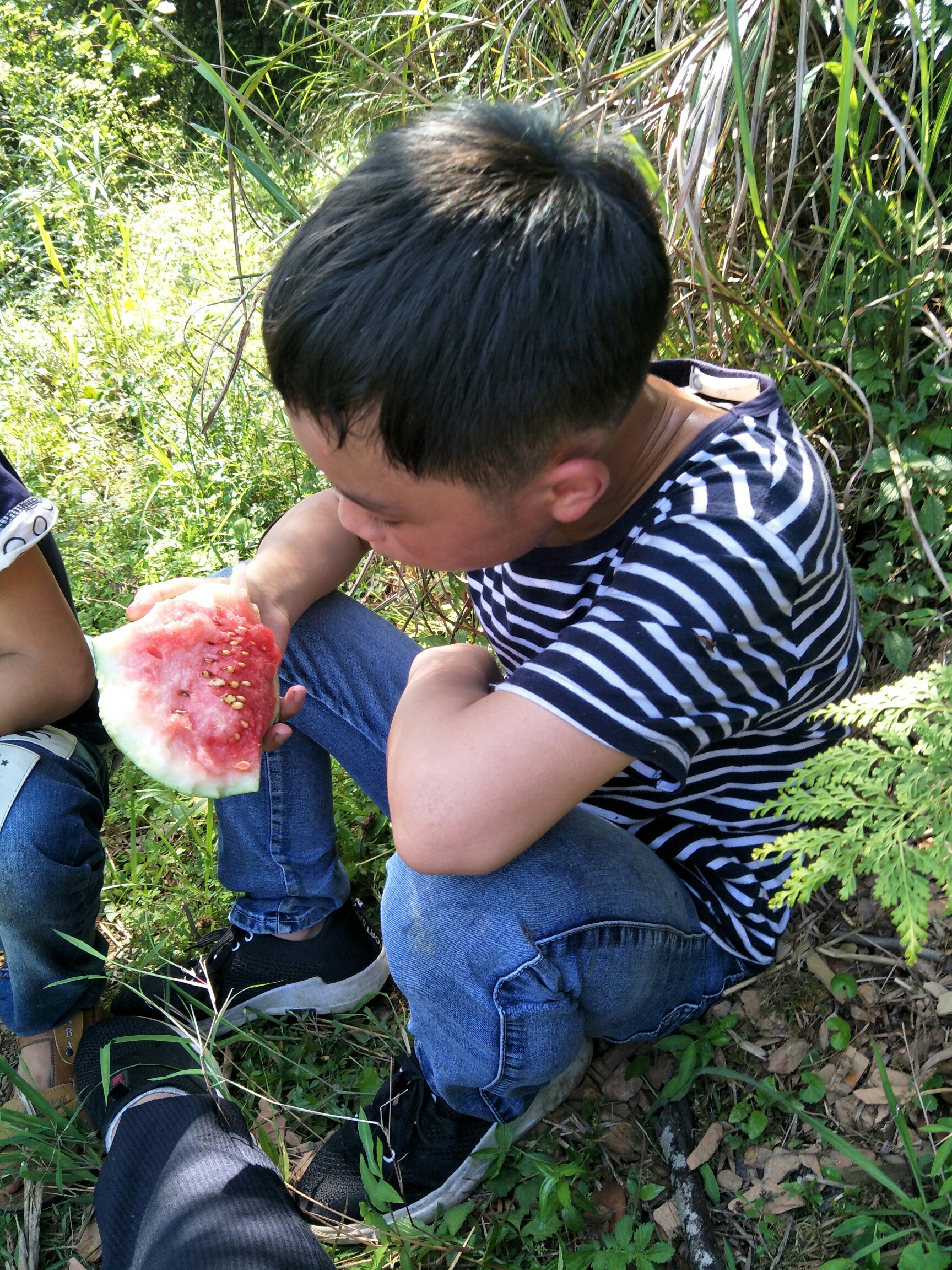 偷西瓜吃喽,哈哈哈,瓜农起码追了我们1千米,擦,差点死了