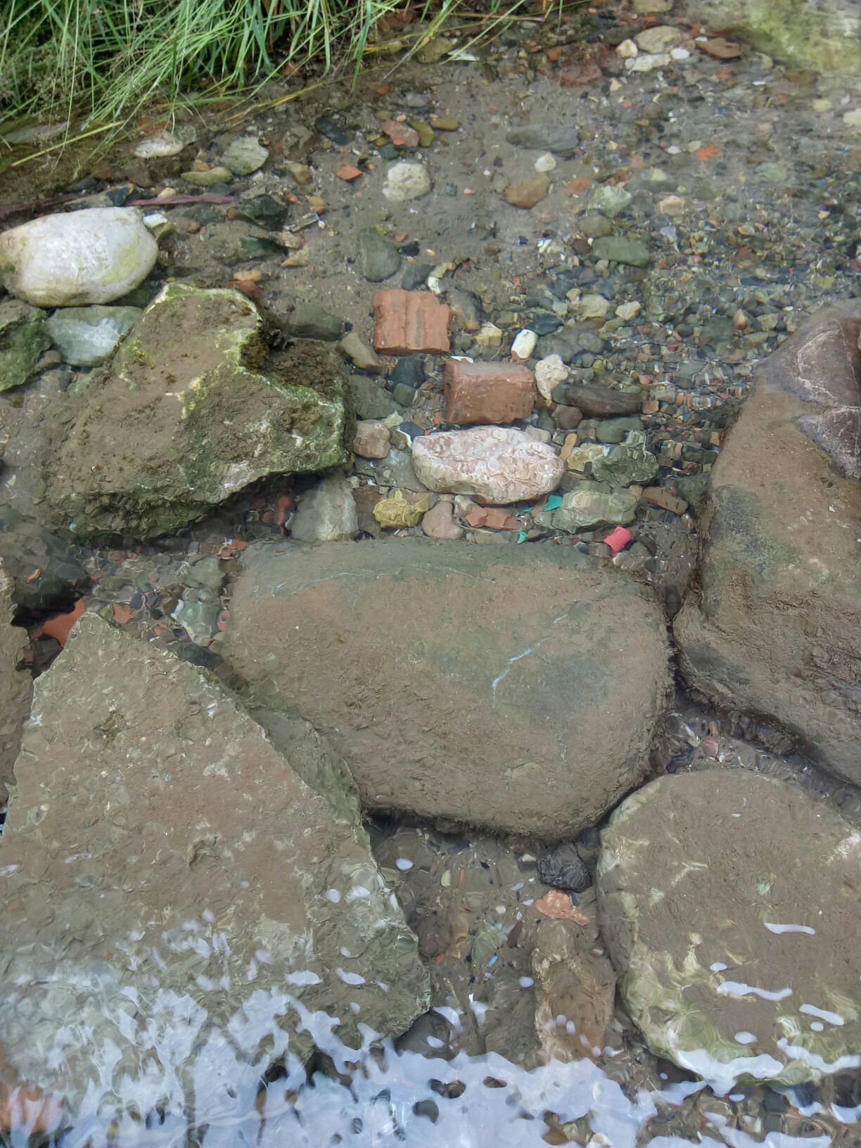 水底的石头清晰可见