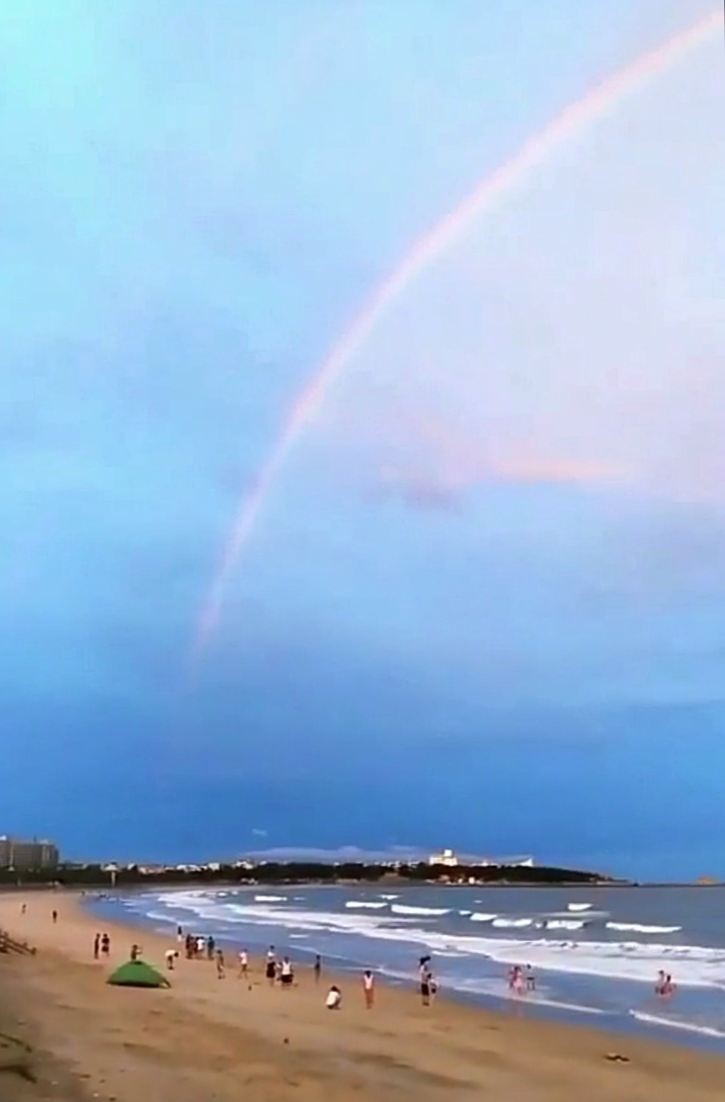 三张组成一道完整的彩虹