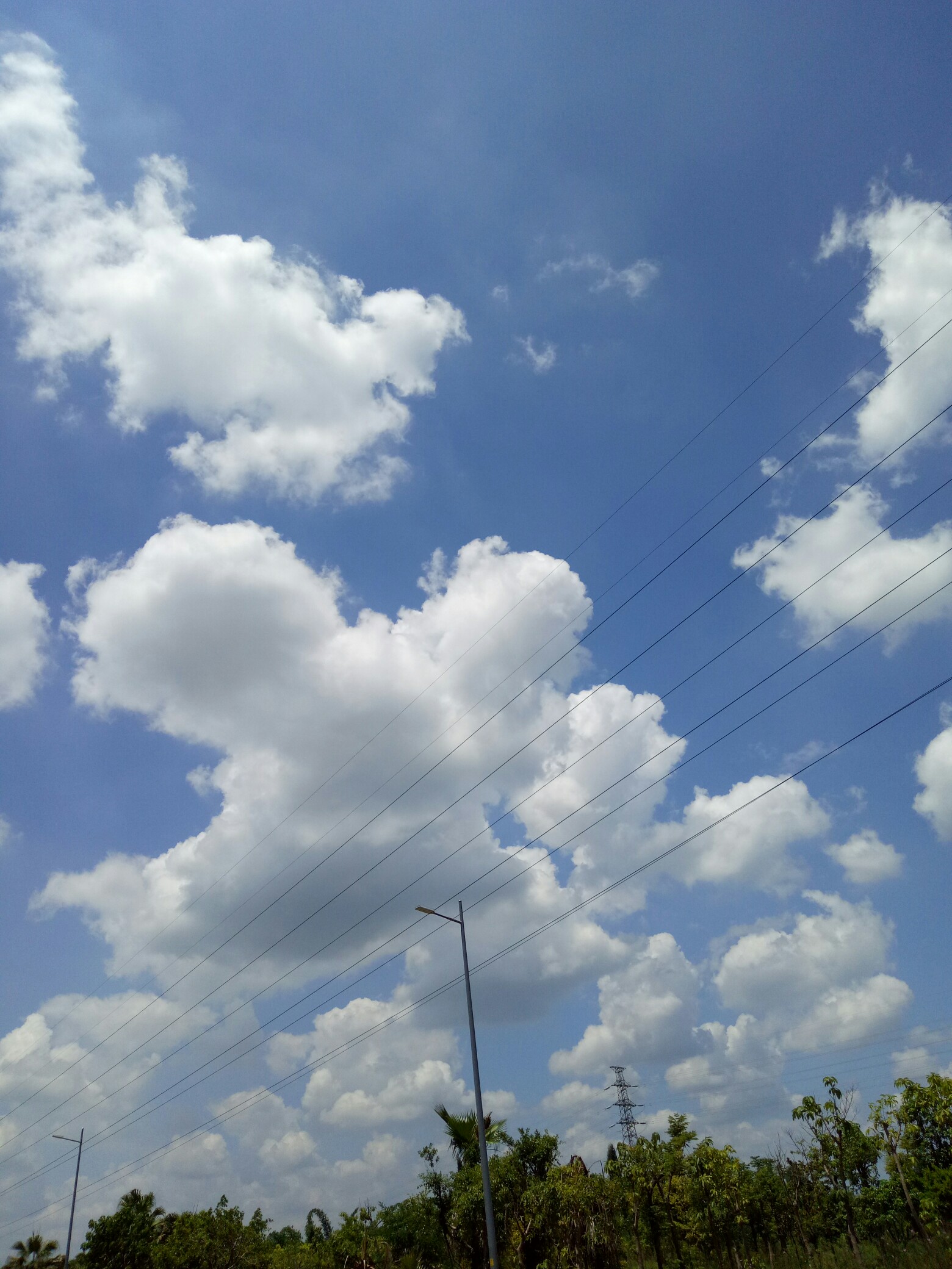 你那里的天气##云的形状#蓝天白云