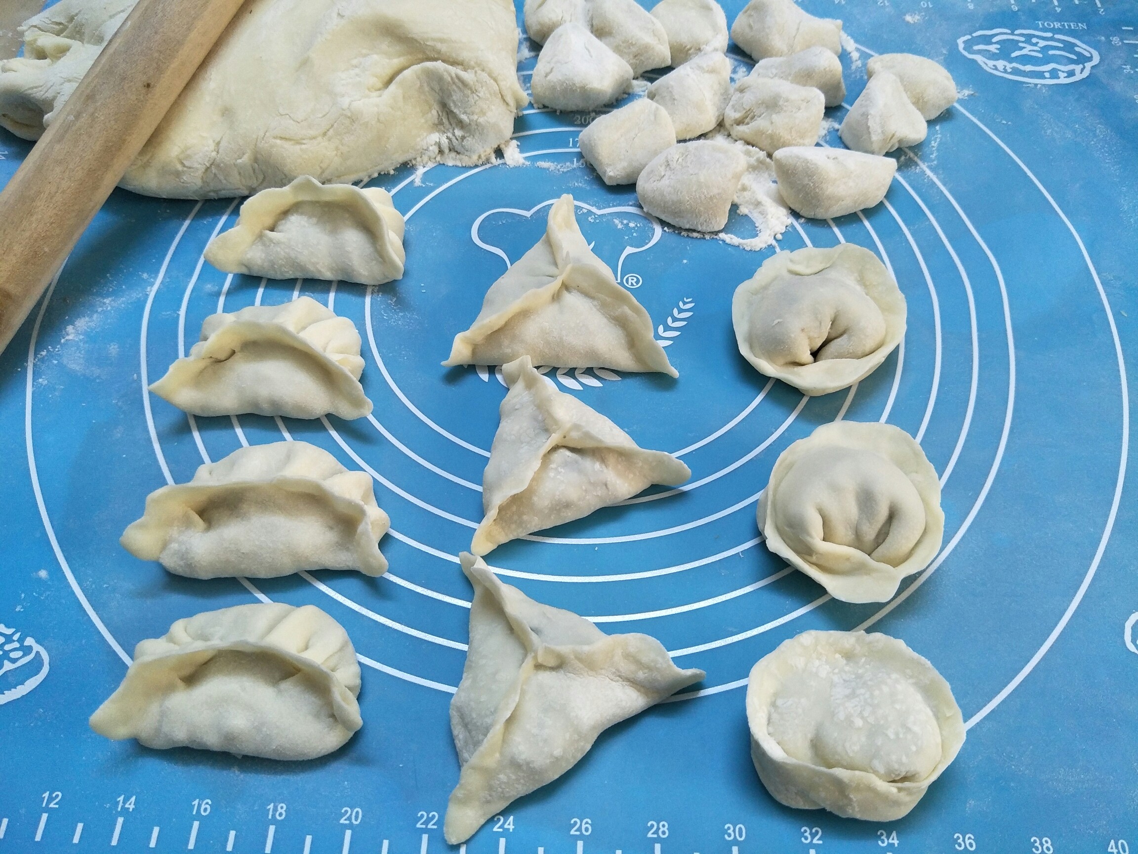 制作饺子,手工制作饺子_大山谷图库