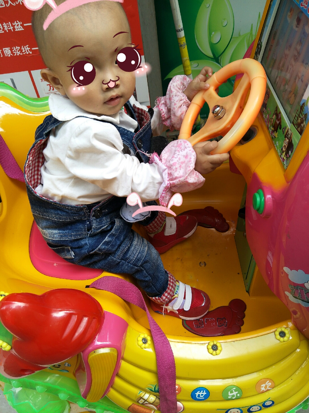 宝贝坐摇摇车