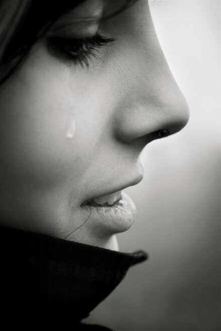 哭要一个人躲着哭,笑呢全世界陪你笑.