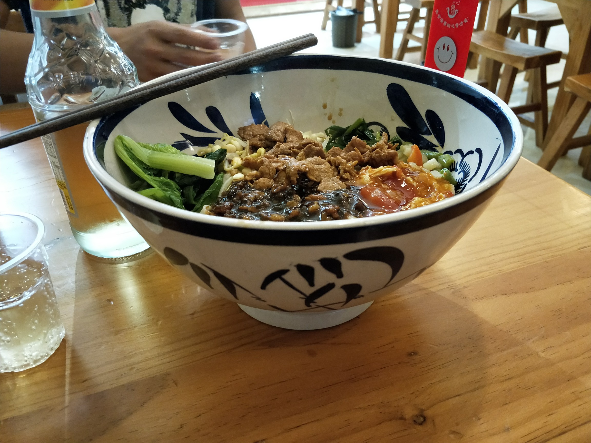 第一次见这么大碗的面,脸都可以伸进去了,简直了