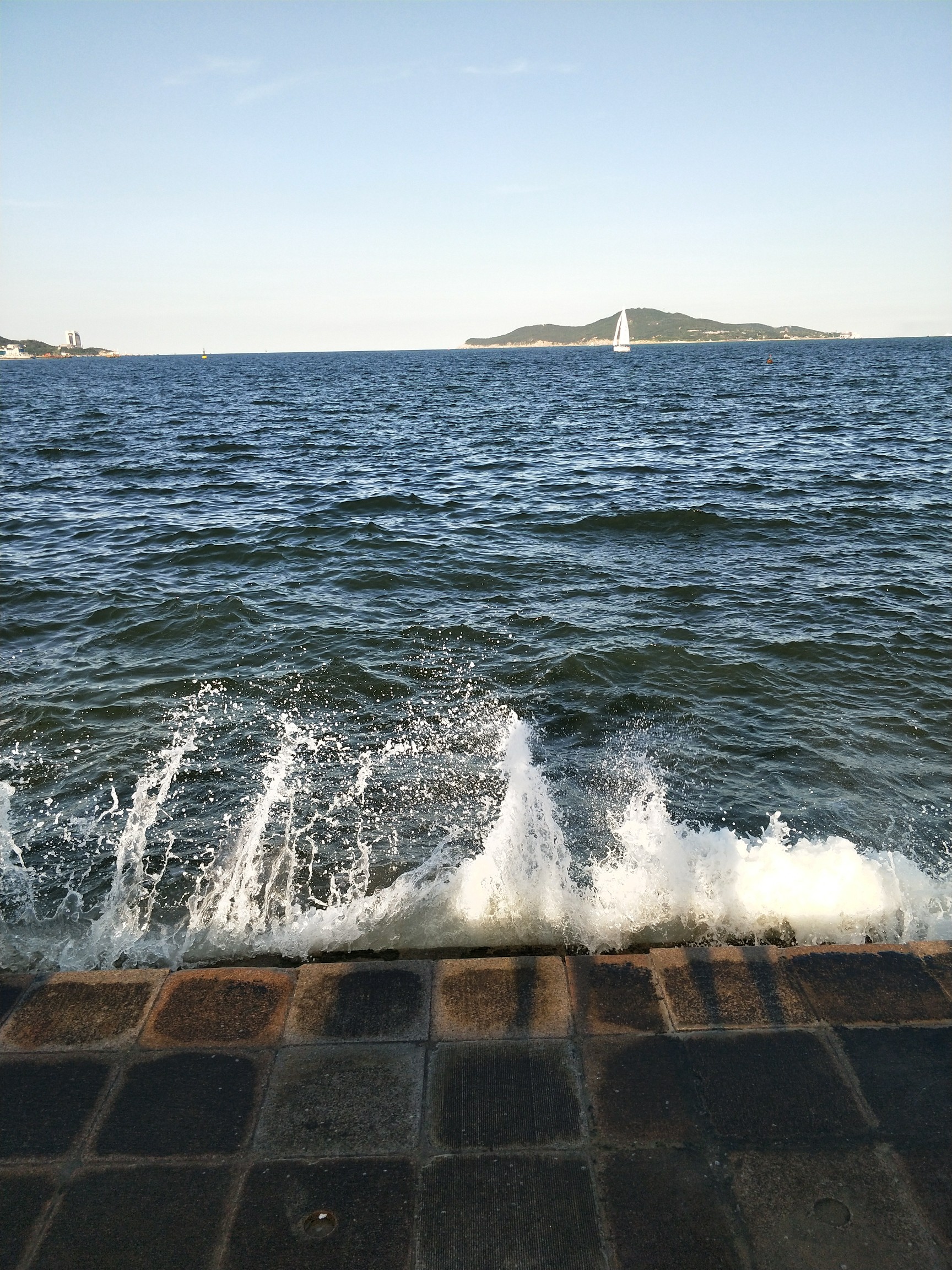 一到海边心情顿时舒畅,恨不得融入大海怀抱,可以不会.