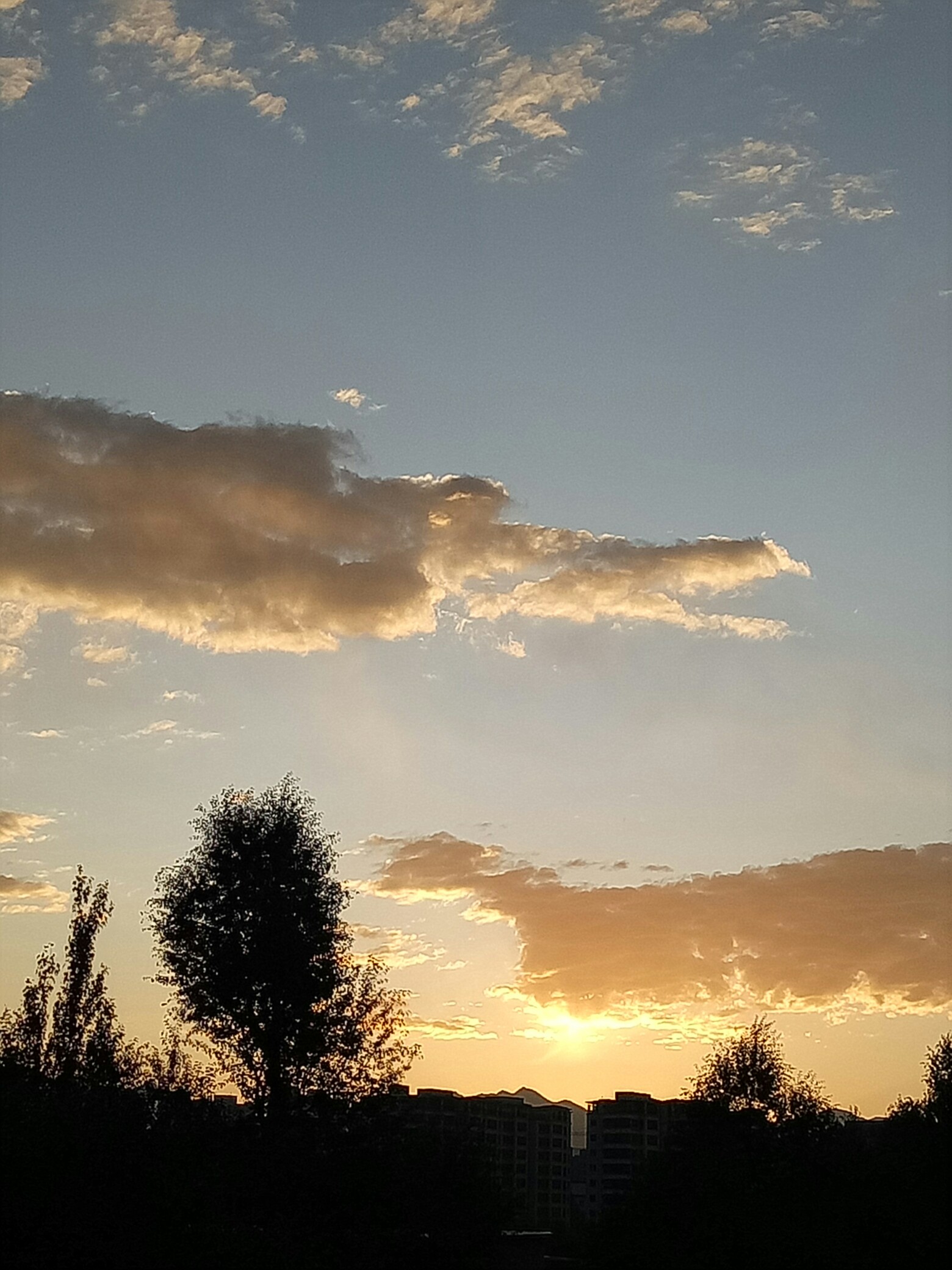 酒乡晨曦——万道霞光撒向土乡互助,环境优美晨照酒城威远.