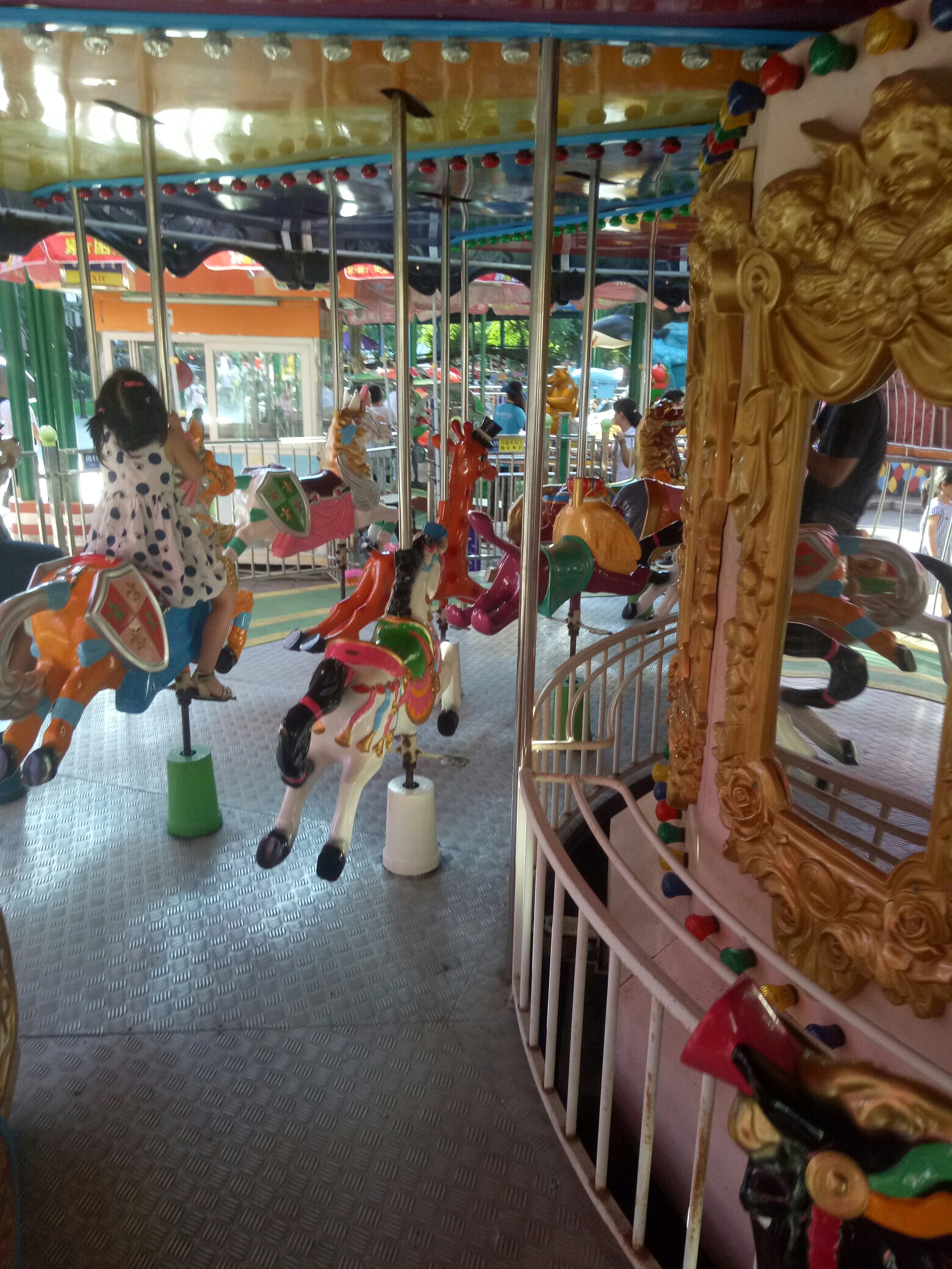 自拍会上瘾#旋转木马,圆了个公主梦