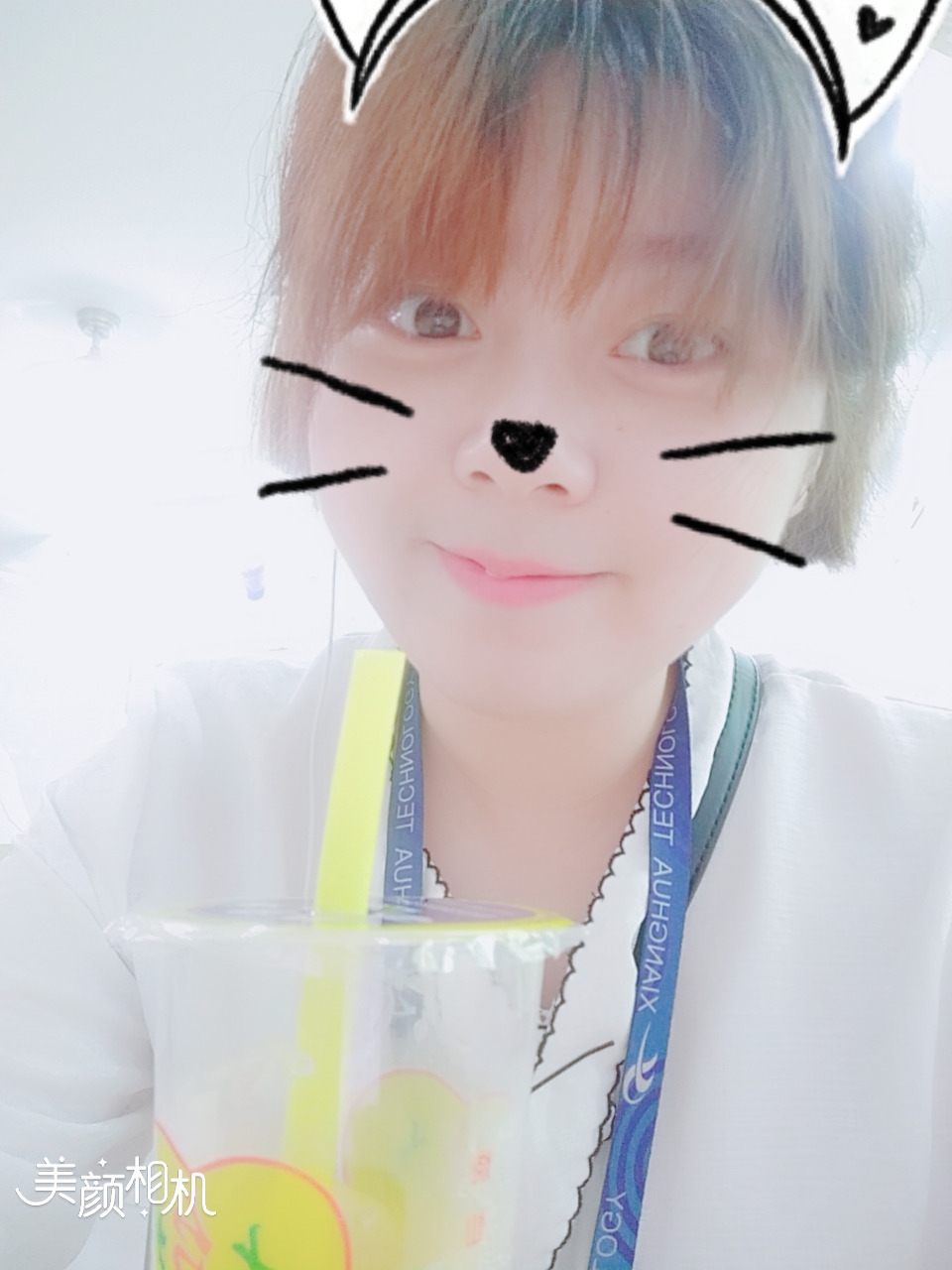 在喧闹的街角一隅,一杯微甜的柚子茶,一份悠闲,一份乐得自在.