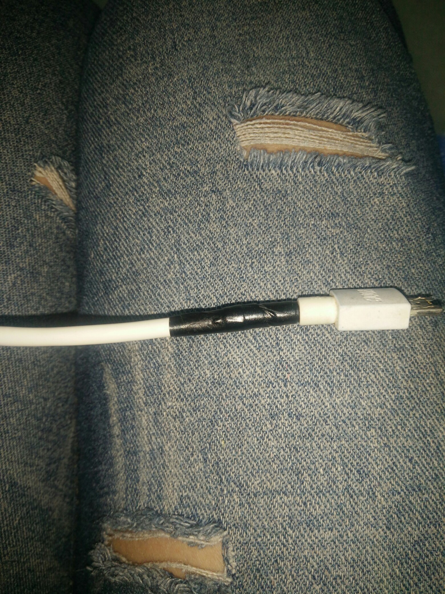 陪着手机两年多的闪充数据线坏了,用胶带裹一裹,继续用