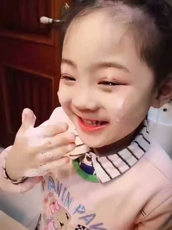 小女孩哭笑不得!